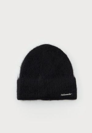 Bonnet en maille noire duveteuse avec un bord replié et un petit texte blanc brodé sur le devant côté droit.