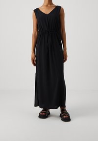 Vero Moda Petite Maxiklänning - black