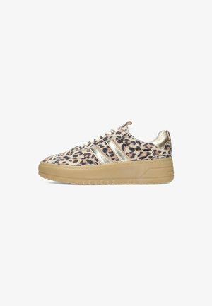 Leopardenprint-Sneaker mit goldenen Akzenten und einer dicken, beigen Sohle. Sie verfügen über ein strukturiertes Material und weiße Schnürsenkel und weisen ein Low-Top-Design auf.