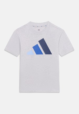 T-shirt gris clair à manches courtes avec un logo triangle en dégradé bleu centré sur la poitrine, sur fond blanc uni.