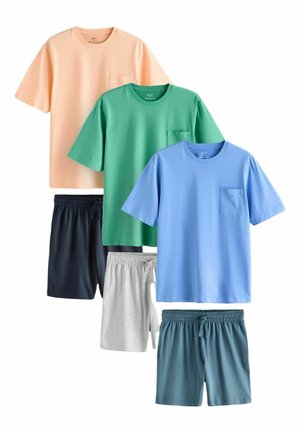 Drie shirts met korte mouwen en ronde hals in pastelperzik, groen en blauw, met bijpassende shorts met elastische taille en trekkoord.