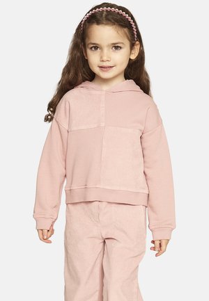 Felpa corta rosa con design a pannelli testurizzati e cappuccio, abbinata a pantaloni larghi coordinati realizzati nello stesso tessuto.