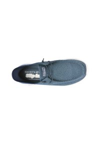 Scarpa slip-on in rete blu con tomaia texturizzata, lacci elastici e suola in gomma bianca. Marchio visibile sulla linguetta e sulla soletta.