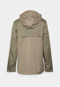 Olivgrön jacka med rutmönster på den nedre halvan, med huva och långärmar, tillverkad av lättviktigt material.
