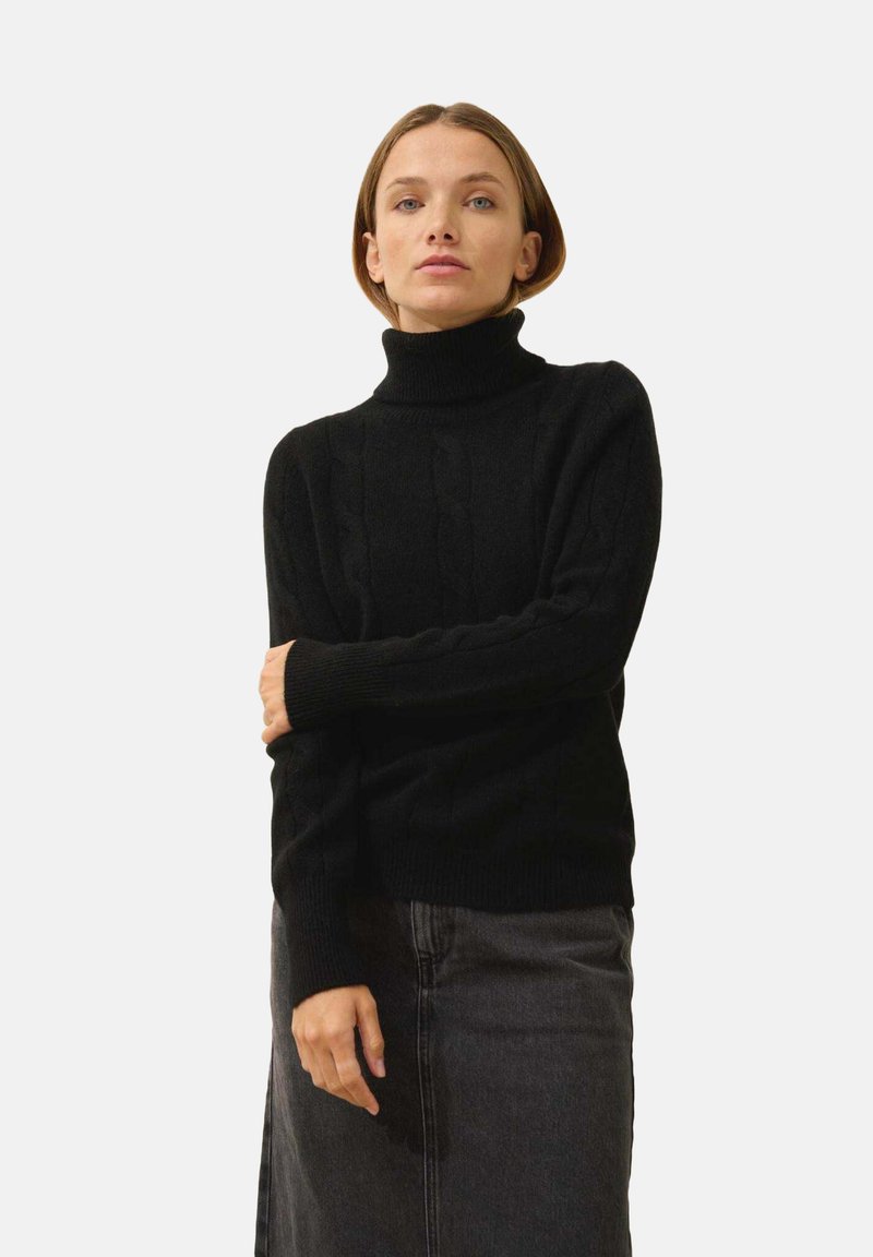 Černý rolák se vzorem copánků, dlouhými rukávy, žebrovanými manžetami a lemem. Nosit s šedou džínsovou sukní, minimalistický design.