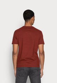 Levi's® ORIGINAL HOUSEMARK TEE - T-shirt básica - fired brick