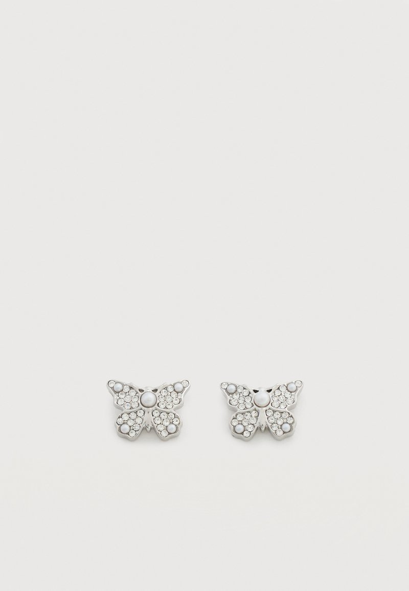 Ασημένια καρφωτά σκουλαρίκια σε σχήμα πεταλούδας διακοσμημένα με μικρά διαφανή κρυστάλλινα, πάνω σε απλό λευκό φόντο.