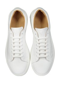 Sneakers bianchi in pelle con una superficie liscia, punta tonda, design con lacci e interno marrone chiaro con marchio in rilievo sulla linguetta.