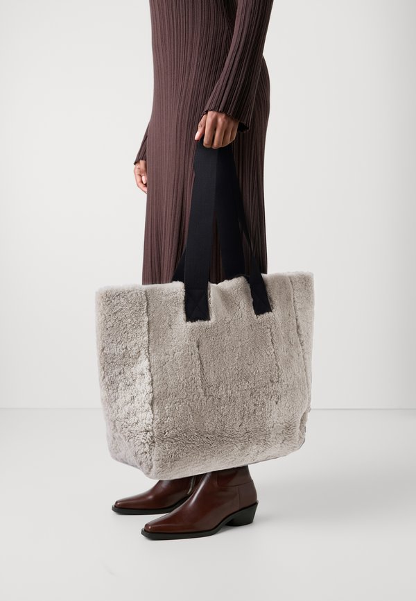 IZZY SHEARLING - Tote bag - light toffee taupe