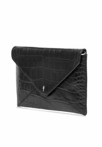 Czarna skórzana kopertówka o fakturze krokodyla, z ostrym klapkiem i małym srebrnym logo z przodu. Gładkie, błyszczące wykończenie.