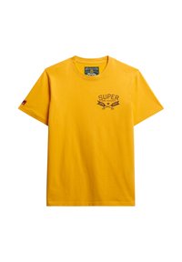 Gul bomulds-T-shirt med korte ærmer. Foran er der et mørkebrunt grafisk tryk med teksten "SUPER DRY GOODS JAPAN 1954." Klassisk rund halsudskæring.