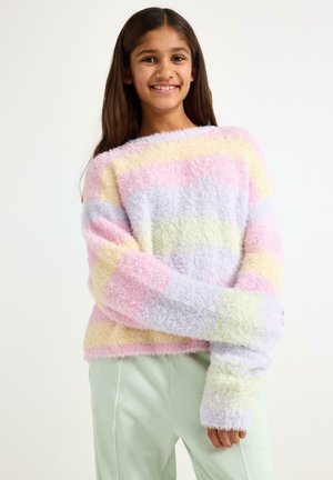 Měkký svetr s pruhy v pastelových odstínech růžové, žluté a levandulové barvy, s volným střihem a dlouhými rukávy. Jemná textura, kulatý výstřih.