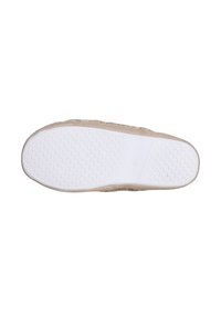 Suela de zapato de ante beige con una parte inferior de goma blanca texturada, que presenta un patrón de agarre y un detalle de tamaño en relieve.