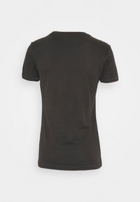 Camiseta de algodón negra con cuello redondo clásico, mangas cortas y una textura suave. Diseño sencillo, sin patrones ni adornos.