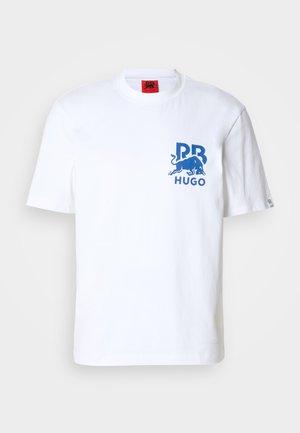 Valkoinen puuvillapaita, jossa on sininen graafinen kuva härästä ja teksti "HUGO." Pyöreä pääntie ja lyhyet hihat rentoa istuvuutta varten.