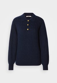 Μπλε σκούρο πουλόβερ με πλέξη καλωδίου και λαιμόκοψη με γιακά, διακοσμημένο με τρία χρυσά κουμπιά και ριμπ μανσέτες. Απαλή υφή με άνετη γραμμή.