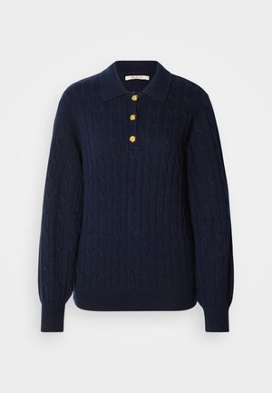 Námořnický pulovr se vzorem copu, s límečkem, tři zlaté knoflíky a žebrované manžety. Měkká textura s uvolněným střihem.