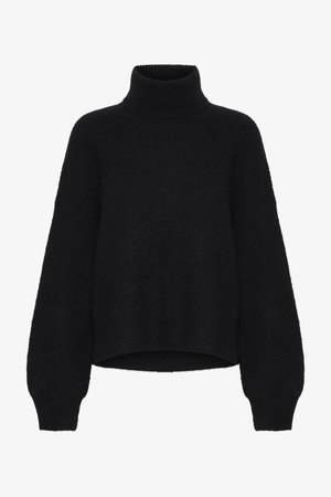 Črn pulover s kolebnico in skrajšano obliko, izdelan iz puhastega materiala. Ima široke rokave in rebrast teksturo na ovratniku.