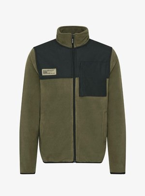 Olive roheline fliisjakk musta ülemise paneeliga, lukuga esiosa, kõrge krae ja rinnaees olev tasku, millel on silt ja ristkülikukujuline kuju.