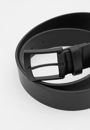 Curea din piele neagră cu o textură netedă, având o cataramă dreptunghiulară mată neagră și un bucle pentru a ține excesul de curea.