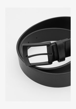 Czarny skórzany pasek o gładkiej fakturze, z matową czarną prostokątną klamrą i pętlą do trzymania nadmiaru paska.