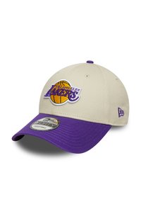 Krēms krāsas beisbola cepure ar purpura vizuli. Satur izšūtu "Los Angeles Lakers" logo un basketbola dizainu. Aizmugurē regulējama siksna.