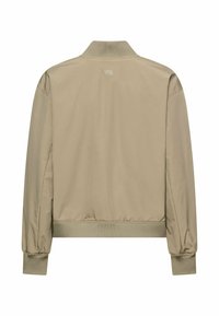 Beżowa lekka kurtka typu bomber z prążkowanym kołnierzem, mankietami i pasem, pokazana od tyłu z małym logo w pobliżu kołnierza.