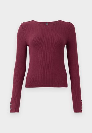 Pull en maille côtelée à manches longues bordeaux avec un col rond et des accents de boutons sur les poignets. Fabriqué dans un matériau en tricot texturé.