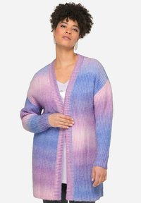 Lång kardi på öppna framsidan i gradientnyanser av lila och rosa, med ribbad textur och långa ärmar. Mjukt stickat material.