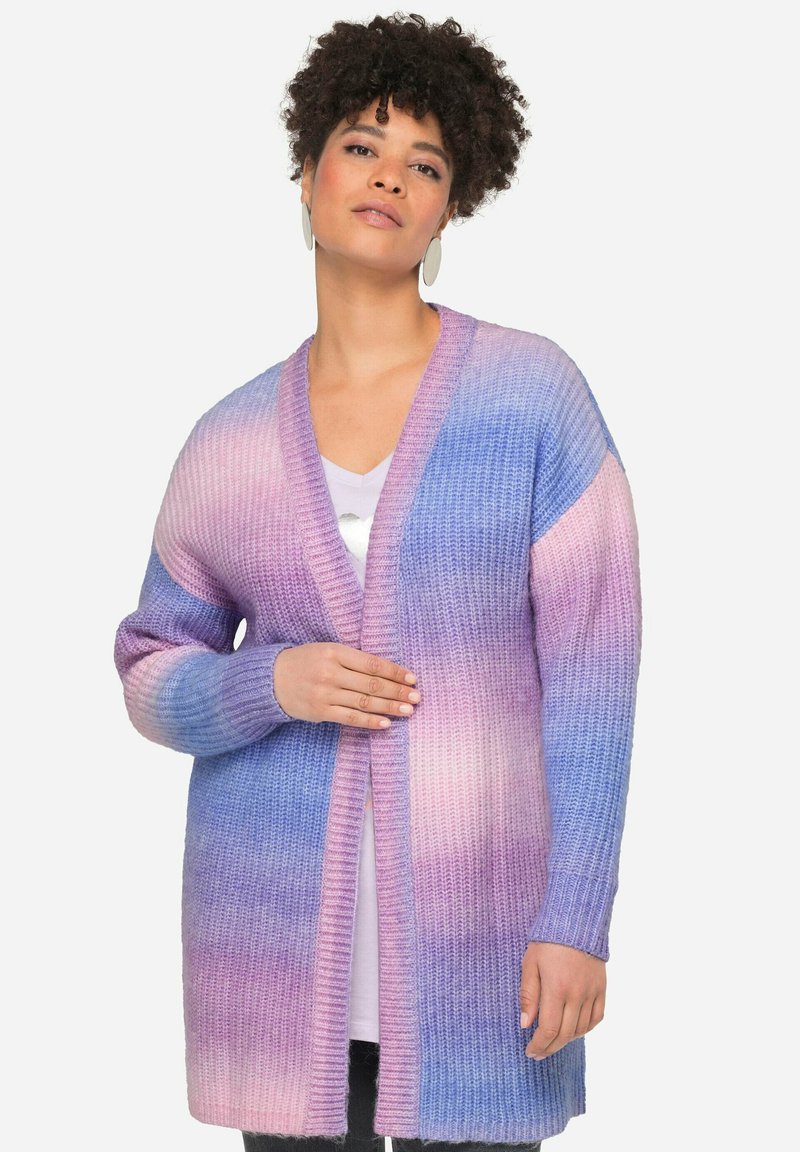 Lång kardi på öppna framsidan i gradientnyanser av lila och rosa, med ribbad textur och långa ärmar. Mjukt stickat material.