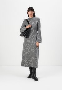 Marimekko WILLAT PIIRTO UNIKKO - Svetríkové šaty - dark grey/off white