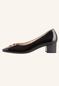 Escarpin en cuir verni noir avec bout pointu, talon bloc modéré, et détail accent doré sur le devant. Texture lisse partout.