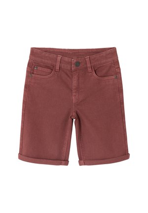Bordeauxfarbene Jeansshorts mit hochgekrempelten Säumen, Frontknopf, Gürtelschlaufen und Fünf-Taschen-Design, flach auf weißem Hintergrund liegend.