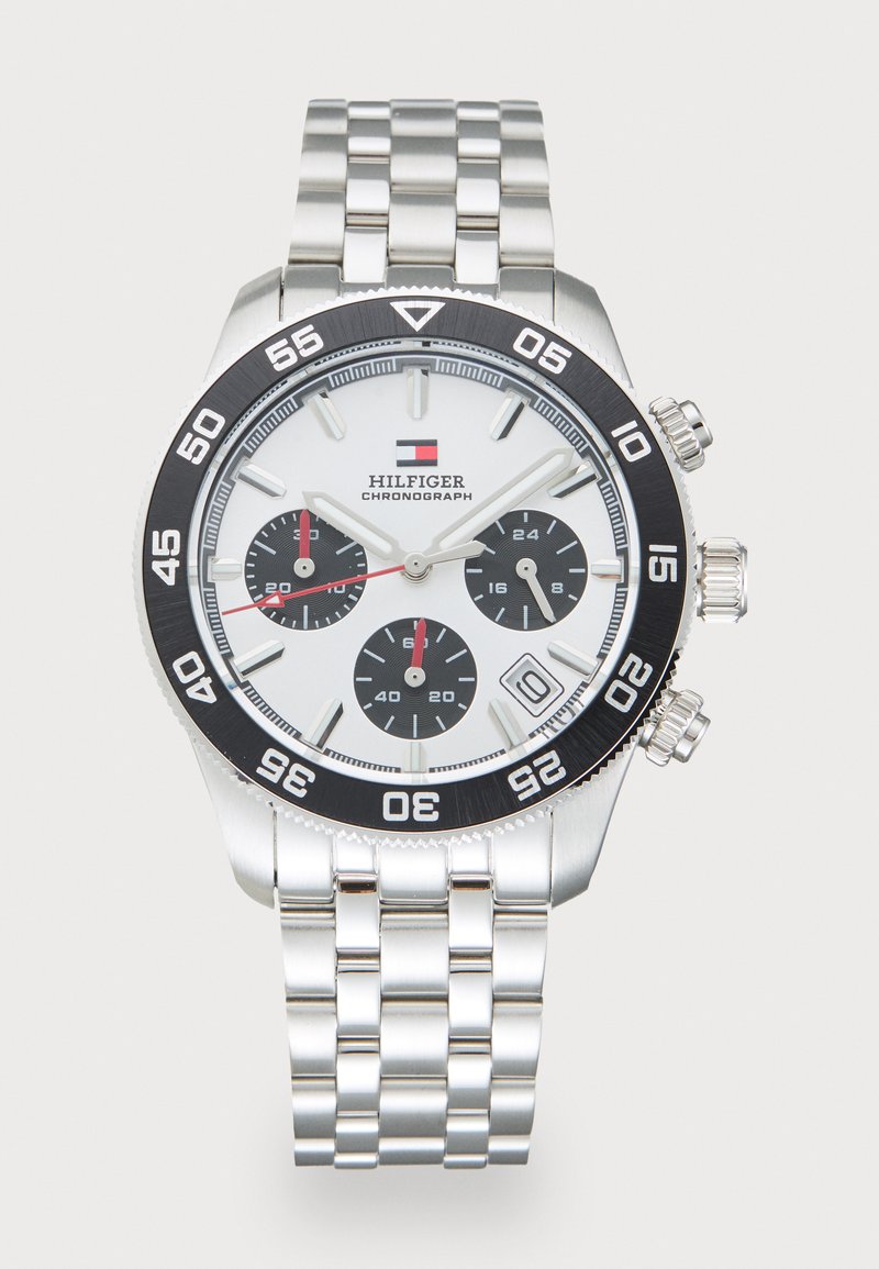 Orologio cronografo in acciaio inossidabile con quadrante bianco, sottodial neri, lunetta nera e bracciale argentato. Presenta dettagli rossi e visualizzazione della data.