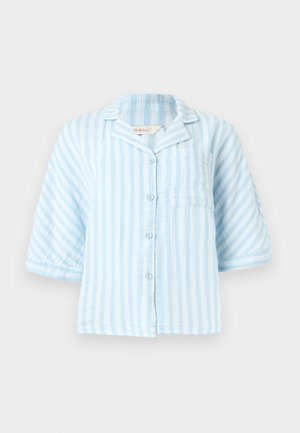 Camisa de manga corta azul claro con rayas verticales blancas y un bolsillo en el pecho, mostrada sobre un fondo blanco liso.