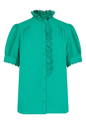Kortærmet bluse i blåtgrøn med rynket blonderkrave og front, knaplukning foran og blondekant på ærmerne.