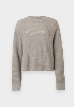 Svetlo sivi pulover z dolgimi rokavi, okroglim izrezom in rebrastimi manšetami, z ohlapnim, odprto tkanim vzorcem po celotni površini.