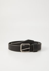 Cintura in pelle nera con una fibbia rettangolare in argento, design a banda piatta, texture liscia e lunghezza regolabile.