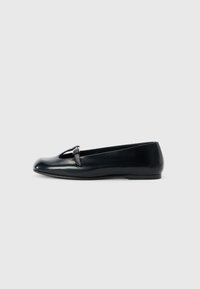 Vald, black