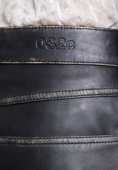 032c UMA TROUSERS - Lederhose - black