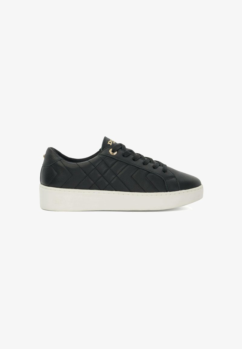 Sneaker en cuir noir avec un design matelassé, doté d'une semelle en caoutchouc blanche, de lacets noirs et d'œillets dorés. Texture lisse et détails minimalistes.
