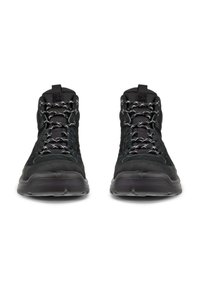 Paire de bottes de randonnée noires avec des lacets réfléchissants, des cols rembourrés et des semelles épaisses en caoutchouc, vues de face.