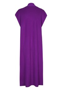Dlouhé, volné šaty v živé fialové barvě se krátkými rukávy a texturovaným designem, zobrazené zezadu.