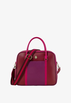 Rosa und rote strukturierte Handtasche, strukturiertes Leder, doppelte Griffe, abnehmbarer gestreifter Schultergurt und ein zentrales lila Feld mit Logo-Akzent.