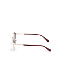Lunettes de soleil argent métallisé et bordeaux avec une conception de lentille ronde et des branches droites, dotées de plaquettes de nez réglables pour plus de confort.