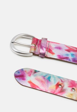 Kleurrijke leren riem met zilveren metalen gesp, met een tie-dye patroon in roze, paars, blauw en roodtinten, platgelegd op een witte achtergrond.