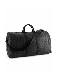 Bolsa de lona negra con detalles en cuero, con un patrón repetido de logotipos, asas dobles y una correa ajustable para llevarla cruzada.