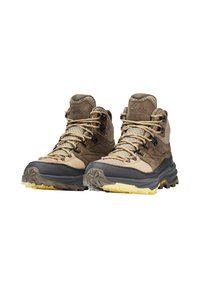 Stivali da trekking marroni con tomaia in suede e mesh, punta e tacco rinforzati, suola in gomma gialla e lacci decorati per una calzata sicura.