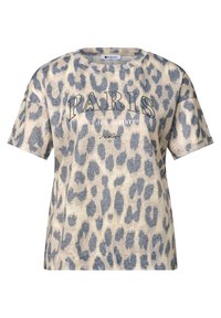 Beżowo-szary t-shirt w panterkę z napisem „PARIS RUE DES ARTISTES Atelier” z przodu, z krótkimi rękawami i okrągłym dekoltem.