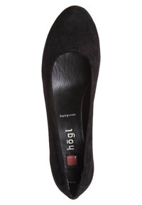 Svart mockaballerina med rund tå, slät foder, liten logotypdetalj och en strukturerad sula.